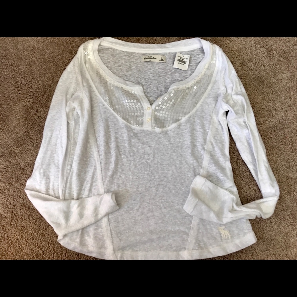 🌟5 FOR 25!!!🌟 BNWT  white top with sequins!!!